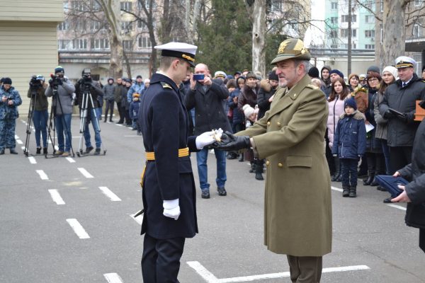 Аташе з питань оборони при Посольстві Італії в Україні вручає кортик ВМС Італії кращому випускнику